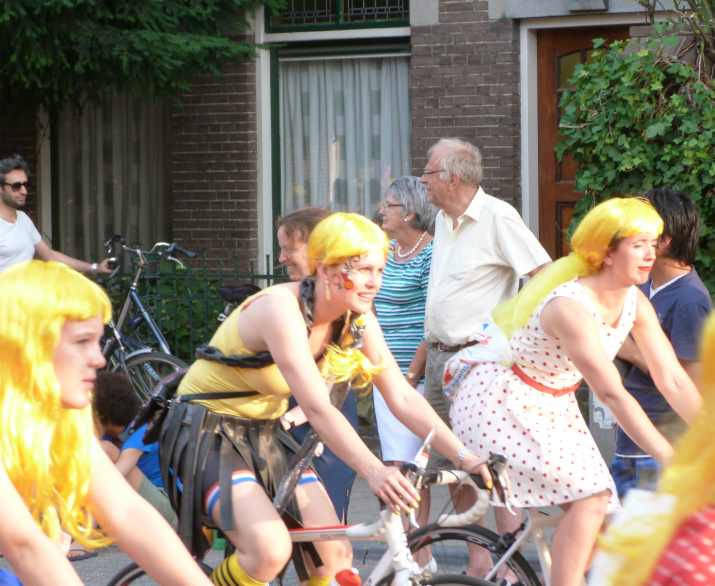 Yellow-haired cyclists, Caravane d' Utrecht Yellow-haired cyclists, Caravane d' Utrecht
