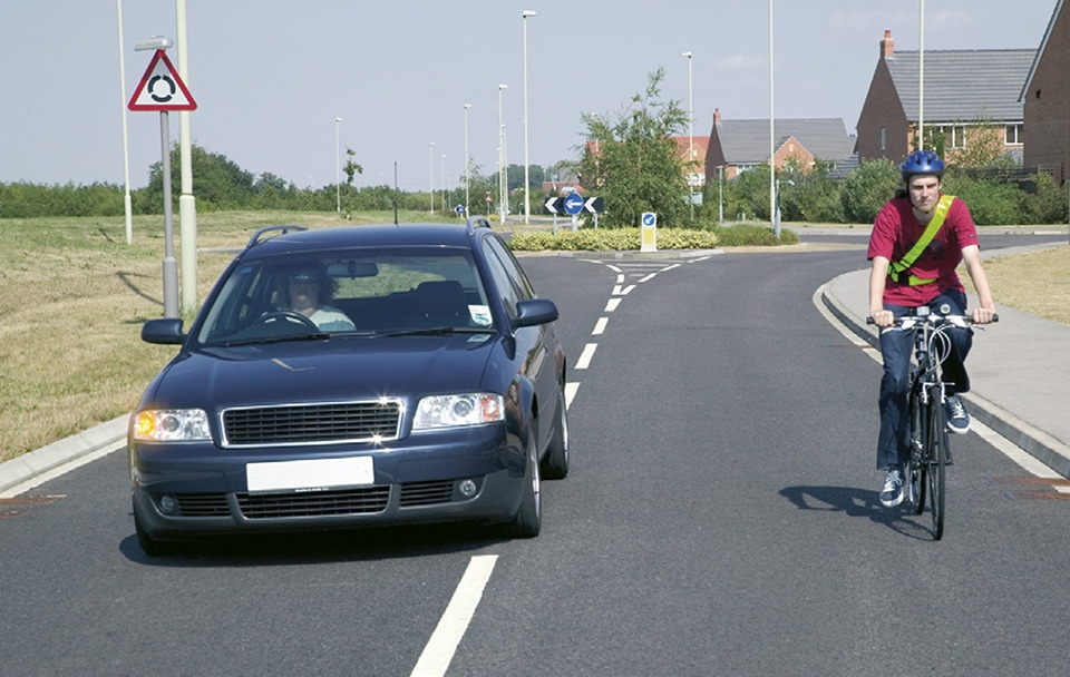 Passing distance image in Rule 163 Highway Code